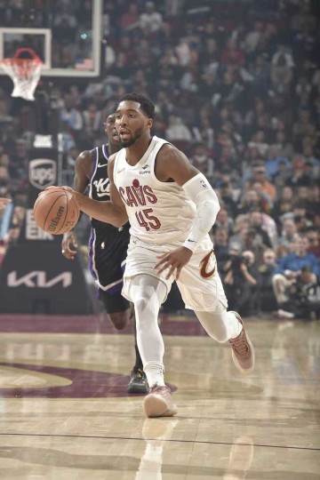 开云最新网站-米切尔33+8骑士险胜国王升第五 莫布利29+13+8小萨24+16+6